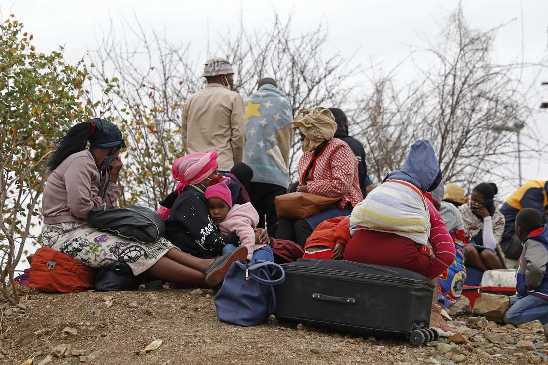 Worry grows over crowd massed at SA border as Covid second wave bites - Vimarsana News