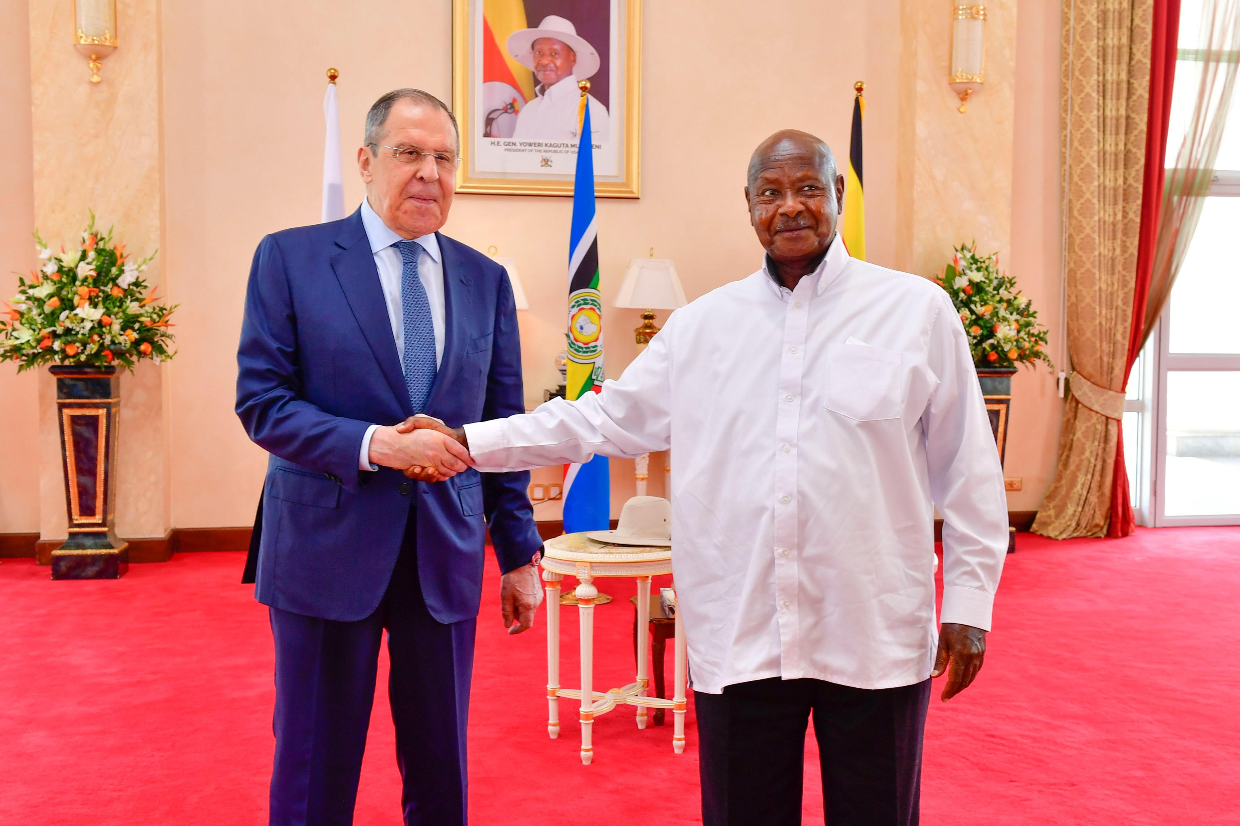 Мусевени привлекает внимание, а Америка и Россия влюбляются в Африку