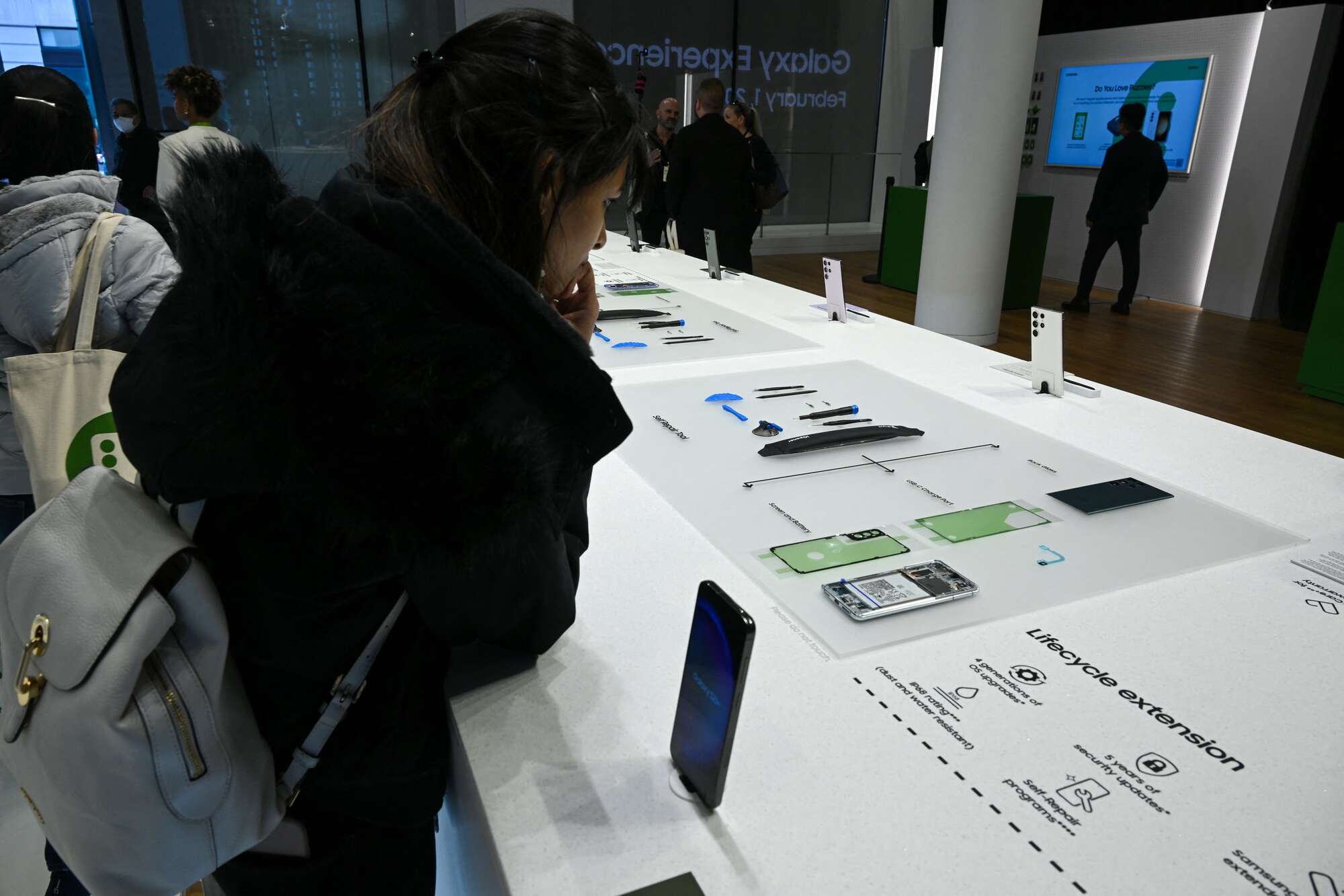 Smartphone manufacturers go green to boost zero net goals - Vimarsana News