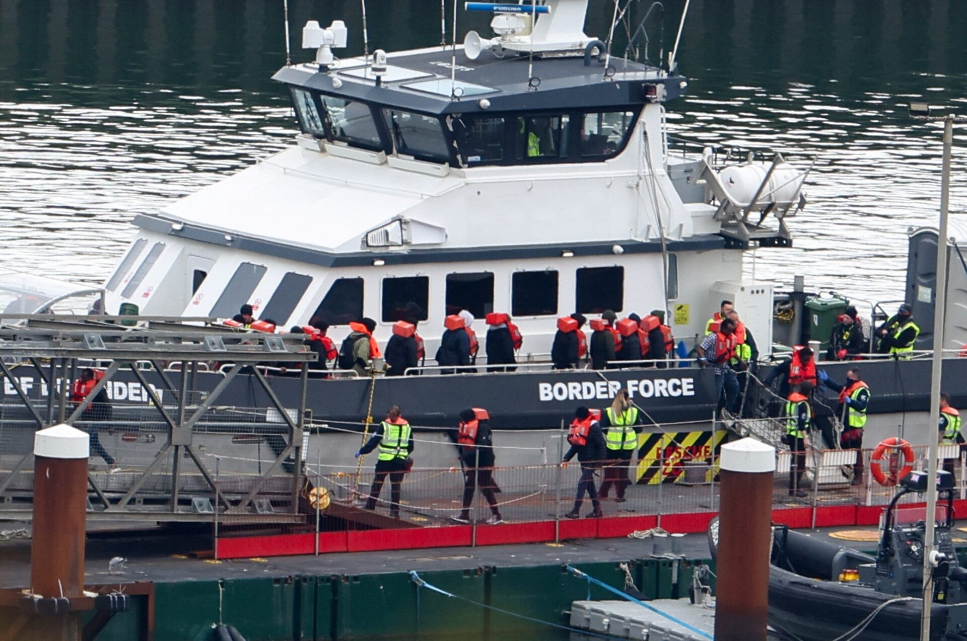 UK starts detaining illegal migrants set to be deported to Rwanda - Vimarsana News