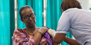 Jeannette Kagame receives the Covid-19 vaccine.