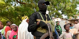 A Nigerien police officer stands guard at a marke