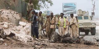Somali soldiers take cover during Al-Shabaab attack