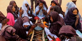 Tuareg women play the tende