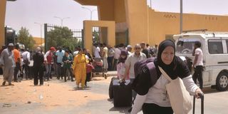 Refugees escaping fighting cross into Egypt 