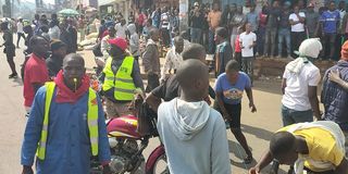 The protesters have barricaded the road using a roap at Capital Round About, Kisii Town.